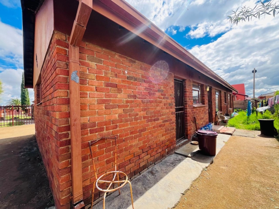 3 Bedroom Property for Sale in Molifi Tau Kloof Free State